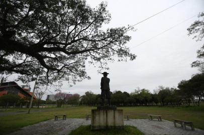  PORTO ALEGRE, RS, BRASIL - Concessão da Orla do Guaíba e Parque Harmonia. A entrega e abertura dos envelopes com propostas e habilitação técnica para o edital de concessão do Parque Harmonia e do trecho 1 da Orla do Guaíba estão marcadas para esta segunda-feira, 31. A concessão, por 35 anos, vai proporcionar a integração dos dois espaços. O critério de julgamento da licitação será o maior valor de outorga, com lance mínimo de R$ 200 mil. O investimento estimado do parceiro privado ao longo de todo o contrato é de R$ 325 milhões, que devem ser destinados tanto à operação quanto manutenção e construção de edificações. Na foto- Parque HarmoniaFoto:Jefferson Botega / Agencia RBSIndexador: Jefferson Botega<!-- NICAID(14580694) -->