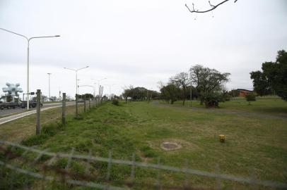  PORTO ALEGRE, RS, BRASIL - Concessão da Orla do Guaíba e Parque Harmonia. A entrega e abertura dos envelopes com propostas e habilitação técnica para o edital de concessão do Parque Harmonia e do trecho 1 da Orla do Guaíba estão marcadas para esta segunda-feira, 31. A concessão, por 35 anos, vai proporcionar a integração dos dois espaços. O critério de julgamento da licitação será o maior valor de outorga, com lance mínimo de R$ 200 mil. O investimento estimado do parceiro privado ao longo de todo o contrato é de R$ 325 milhões, que devem ser destinados tanto à operação quanto manutenção e construção de edificações. Na foto- Parque HarmoniaFoto:Jefferson Botega / Agencia RBSIndexador: Jefferson Botega<!-- NICAID(14580702) -->