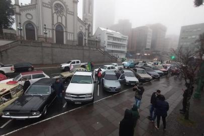 Cerca de 80 proprietários de veículos antigos de Caxias do Sul realizaram protestos contra as propostas de Reforma Tributária do Governo do Estado neste domingo (30).<!-- NICAID(14581045) -->