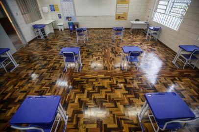  CANOAS, RS, BRASIL - 2020.08.31 - Colégio La Salle de Canoas se prepara para retorno de aulas presenciais com adequações no número de alunos em sala de aula, assim como mesas mais afastadas, álcool gel pelo prédio, nos corredores e adesivos indicando distância necessária. Na foto, Diretor Aureo Kerbes. (Foto: ANDRÉ ÁVILA/ Agência RBS)Indexador: Andre Avila<!-- NICAID(14580837) -->