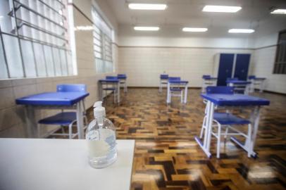  CANOAS, RS, BRASIL - 2020.08.31 - Colégio La Salle de Canoas se prepara para retorno de aulas presenciais com adequações no número de alunos em sala de aula, assim como mesas mais afastadas, álcool gel pelo prédio, nos corredores e adesivos indicando distância necessária. Na foto, Diretor Aureo Kerbes. (Foto: ANDRÉ ÁVILA/ Agência RBS)Indexador: Andre Avila<!-- NICAID(14580838) -->