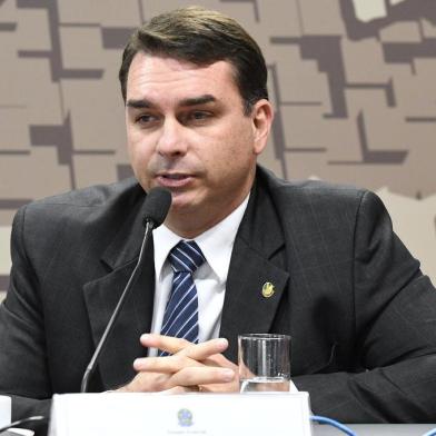 Data: 2 de maio de 2019CRE - Comissão de Relações Exteriores e Defesa Nacional Comissão de Relações Exteriores e Defesa Nacional (CRE) realiza reunião com 7 itens. Entre eles, o PDL 57/2019, que aprova o texto do Acordo de Previdência Social entre a República Federativa do Brasil e a Confederação Suíça, assinado em Brasília, em 3 de abril de 2014.À mesa, em pronunciamento, senador Flávio Bolsonaro (PSL-RJ).