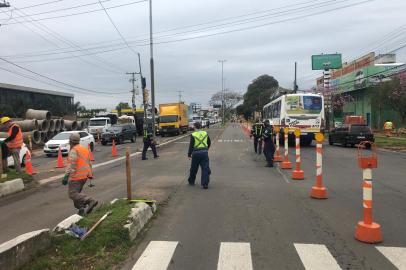 A continuação das obras de macrodrenagem do Arroio Areia alteram o trânsito na Avenida Sertório, bairro Jardim São Pedro, em Porto Alegre, a partir desta terça-feira (1º). Os serviços foram iniciados às 9h e devem prosseguir até o começo do mês de outubro.A Avenida Sertório está com as duas faixas bloqueadas no sentido bairro-Centro. A partir da Rua Julio Kovalski, os veículos são obrigados a trafegar pelo corredor de ônibus até a Rua Menna Barreto. Um trajeto de cerca de 300 metros.