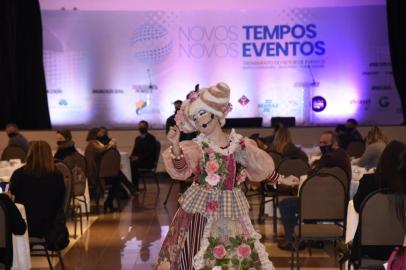 Depois de Bento Gonçalves, Gramado também foi sede de treinamento de protocolos para eventos nesta semana. O primeiro teste aproveitou a estrutura ociosa da Movelsul Brasil. Agora, foram os hotéis Wish Serrano e Master Gramado que cederam seus espaços para a prática que envolveu cerca de 150 pessoas, entre fornecedores e participantes.<!-- NICAID(14581415) -->