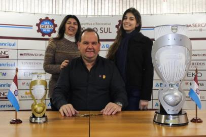 Na foto, o presidente do Caxias, Paulo Cesar Santos, sua esposa, Neide Bazzanella Santos, e sua filha, Paola Bazzanella<!-- NICAID(14581573) -->