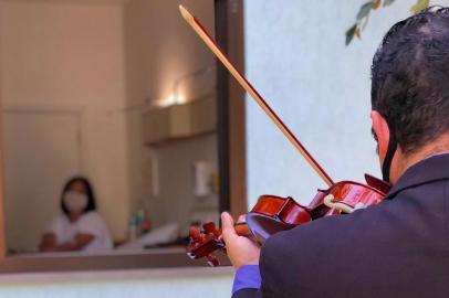  O músico Paulo Oliveira leva a hospitais de Caxias do Sul o projeto Arte Musical Tocando o seu coração.<!-- NICAID(14581644) -->