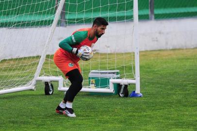 CAXIAS DO SUL, RS, BRASIL, 28/08/2020. Treino do Juventude no estádio Alfredo Jaconi. O Ju está disputando a série B do Campeonato Brasileiro 2020. Na foto, goleiro Marcelo Carné. (Porthus Junior/Agência RBS)Indexador:<!-- NICAID(14579478) -->