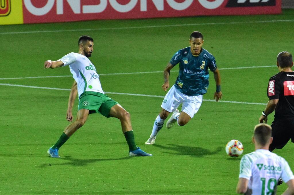 Com golaço de Foguinho, Chapecoense vence o CRB