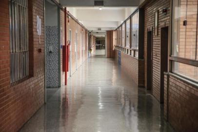  CANOAS, RS, BRASIL - 2020.08.31 - Colégio La Salle de Canoas se prepara para retorno de aulas presenciais com adequações no número de alunos em sala de aula, assim como mesas mais afastadas, álcool gel pelo prédio, nos corredores e adesivos indicando distância necessária. Na foto, Diretor Aureo Kerbes. (Foto: ANDRÉ ÁVILA/ Agência RBS)Indexador: Andre Avila