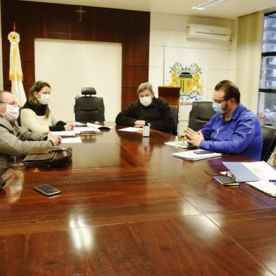 Foto da reunião do Gabinete de CriseParticiparam:Vice-prefeito Edio Elói FrizzoChefe de Gabinete e secretária de Governo, Grégora Fortuna dos PassosSecretário da Saúde, Dr. Jorge Olavo Hahn CastroSecretária da Educação, Flávia VerganiSecretário do Urbanismo, João Ueze Fernando Pelisson, médico da SMS<!-- NICAID(14581860) -->