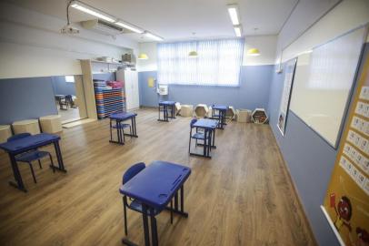  CANOAS, RS, BRASIL - 2020.08.31 - Colégio La Salle de Canoas se prepara para retorno de aulas presenciais com adequações no número de alunos em sala de aula, assim como mesas mais afastadas, álcool gel pelo prédio, nos corredores e adesivos indicando distância necessária. Na foto, Diretor Aureo Kerbes. (Foto: ANDRÉ ÁVILA/ Agência RBS)Indexador: Andre Avila