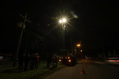  PORTO ALEGRE, RS, BRASIL - 01.09.2020 - Prefeitura de Porto Alegre instala nova luminária de LED na Assis Brasil, que faz parte da PPP da iluminação pública. (Foto: Isadora Neumann/Agencia RBS)Indexador: ISADORA NEUMANN<!-- NICAID(14582075) -->