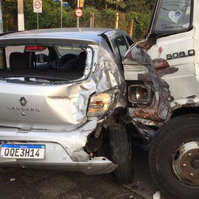 Um caminhão bateu em quatro carros na Avenida Senador Tarso Dutra, a terceira perimetral, no bairro Jardim Botânico, em Porto Alegre, na manhã desta quarta-feira (2). O motorista alegou que o veículo ficou sem freios e acabou causando o acidente. Ate as 9h10min, as pistas no sentido Norte-Sul estavam  bloqueadas na altura da Rua Carlos Frôner.A colisão ocorreu por volta das 7h, junto ao semáforo na Tarso Dutra com Carlos Frôner. O caminhão trafegava em direção à Avenida Ipiranga quando atingiu um Renault Sandero, um Ford Fiesta, um Jeep Compass e um Volkswagen Voyage que estavam parados no sinal vermelho.O Sandero ficou prensado junto a um poste. O motorista teve que sair pela janela, pois a porta travou. Apesar do susto, Carlos Alberto Silveira, 60 anos, não se feriu.