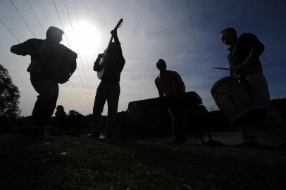  CAXIAS DO SUL, RS, BRASIL 14/05/2018O grupo caxiense Yangos e os cantores Rafa Gubert e Paola Delazzeri gravam, no Jardim Botânico de Caxias do Sul, clipe para a música tema da série De Manta e Cuia, projeto em parceria entre Pioneiro, RBS TV Caxias e Rádio Gaúcha Serra que vai mostrar como o inverno define os moradores da Serra a partir dos costumes, gastronomia, jeito de vestir e turismo. (Felipe Nyland/Agência RBS)<!-- NICAID(13548092) -->