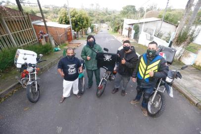  PORTO ALEGRE, RS, BRASIL, 02/09/2020- À procura de apoio de ídolos da dupla Gre-Nal, motoboys fazem campanha de Dia das Crianças na Lomba do Pinheiro. Foto: Lauro Alves / Agencia RBS<!-- NICAID(14582410) -->