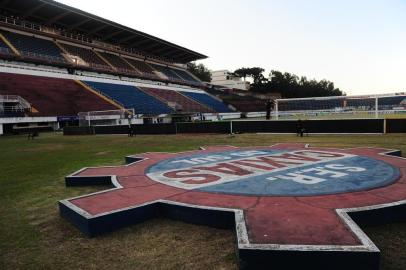  CAXIAS DO SUL, RS, BRASIL, 26/08/2020. SER Caxias x Grêmio, primeiro jogo da final do Campeonato Gaúcho 2020 (Gauchão 2020), realizado no estádio Francisco Stédile (Estádio Centenário). A partida reúne o ganhador da Taça Cel. Ewaldo Poeta (1º turno) e o vencedor da Taça Francisco Novelletto Neto (2º turno). (Porthus Junior/Agência RBS)<!-- NICAID(14577187) -->