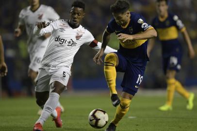  Argentinas Boca Juniors forward Mauro Zarate (R) vies for the ball with Brazils Athletico Paranaense midfielder Wellington during their Copa Libertadores 2019 sixteen round second leg football match at the Bombonera stadium in Buenos Aires, Argentina, on July 31, 2019. (Photo by JUAN MABROMATA / AFP)Editoria: SPOLocal: Buenos AiresIndexador: JUAN MABROMATASecao: soccerFonte: AFPFotógrafo: STF<!-- NICAID(14203082) -->