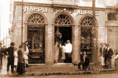  Os calabrêses Nicola di Leone (de branco) e seu filho Natale (à esquerda na porta) na casa comercial Napoli em Porto Alegre, que mantinham na esquina da Rua dos Andradas com a Rua Clara (atual João Manoel), no início do século passado.<!-- NICAID(14582520) -->