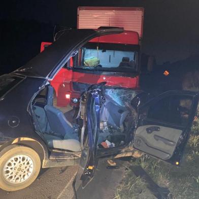 Acidente entre carro e caminhão deixa um morto na RS-122, em Antônio Prado<!-- NICAID(14583385) -->