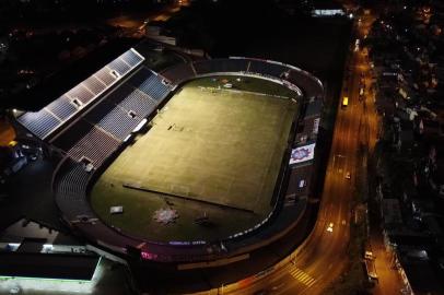  CAXIAS DO SUL, RS, BRASIL, 26/08/2020. SER Caxias x Grêmio, primeiro jogo da final do Campeonato Gaúcho 2020 (Gauchão 2020), realizado no estádio Francisco Stédile (Estádio Centenário). A partida reúne o ganhador da Taça Cel. Ewaldo Poeta (1º turno) e o vencedor da Taça Francisco Novelletto Neto (2º turno). (Porthus Junior/Agência RBS)<!-- NICAID(14577294) -->