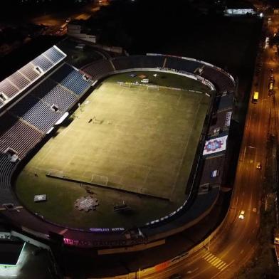  CAXIAS DO SUL, RS, BRASIL, 26/08/2020. SER Caxias x Grêmio, primeiro jogo da final do Campeonato Gaúcho 2020 (Gauchão 2020), realizado no estádio Francisco Stédile (Estádio Centenário). A partida reúne o ganhador da Taça Cel. Ewaldo Poeta (1º turno) e o vencedor da Taça Francisco Novelletto Neto (2º turno). (Porthus Junior/Agência RBS)<!-- NICAID(14577294) -->