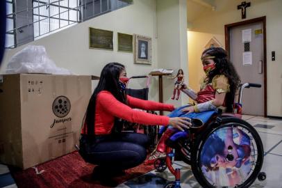  PORTO ALEGRE, RS, BRASIL - 02/09/2020 Thayla de Oliveira Pereira, nove anos, pediu de presente de Natal um transplante de rim. E conseguiu, em janeiro deste ano. Agora, após uma campanha para levantar recursos, ela realiza mais um sonho: ter uma cadeira de rodas nova. O presente foi entregue na Casa de Apoio Madre Ana, onde ela reside com a mãe, Natalina. (Foto: Marco Favero/Agencia RBS)<!-- NICAID(14583046) -->