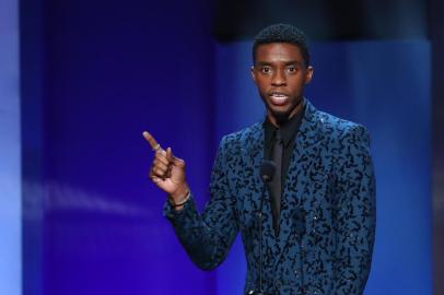 Black Panther star Chadwick Boseman dead from colon cancer(FILES) In this file photo taken on June 6, 2019 US actor Chadwick Boseman speaks on stage during the 47th American Film Institute (AFI) Life Achievement Award Gala at the Dolby theatre in Hollywood. - Chadwick Boseman, the star of the ground-breaking superhero movie Black Panther, has died from colon cancer, his publicist told AFP August 28.Boseman, who was in his 40s, had not publicly discussed his condition -- which was first diagnosed in 2016 -- and continued to work on major Hollywood films. (Photo by Jean-Baptiste LACROIX / AFP)(ARQUIVOS) Nesta foto de arquivo tirada em 6 de junho de 2019, o ator norte-americano Chadwick Boseman fala no palco durante a 47ª edição do prêmio Life Achievement Award do American Film Institute (AFI) no teatro Dolby em Hollywood. - Chadwick Boseman, a estrela do filme inovador de super-heróis Pantera Negra, morreu de câncer de cólon, disse seu assessor à AFP em 28 de agosto.Boseman, que estava na casa dos 40 anos, não havia discutido publicamente sua condição - que foi diagnosticada pela primeira vez em 2016 - e continuou a trabalhar nos principais filmes de Hollywood.Editoria: ACELocal: WashingtonIndexador: JEAN-BAPTISTE LACROIXSecao: musicFonte: AFPFotógrafo: STR<!-- NICAID(14579980) -->