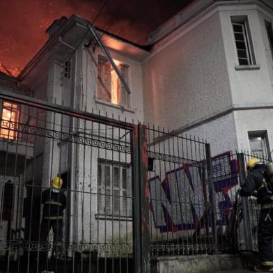 Antiga casa da família Rigotto, no bairro de Lourdes, foi incêndiada novamente.<!-- NICAID(14553352) -->