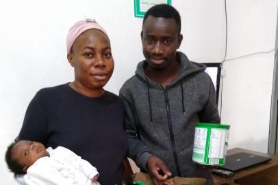 Aness Akanyachum, 25 anos, e sua esposa, Naida Adamu, 23, com a filha caçula, Leila. Voluntários organizam vaquinha para trazer de Gana a filha mais velha do casal, Khadijah