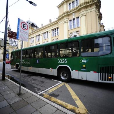  PORTO ALEGRE,RS,BRASIL.2020,09,04.Onibus coletivo arras cabos telefonicos e de internete,na Rua Siqueira Campos.(RONALDO BERNARDI/AGENCIA RBS).<!-- NICAID(14584332) -->