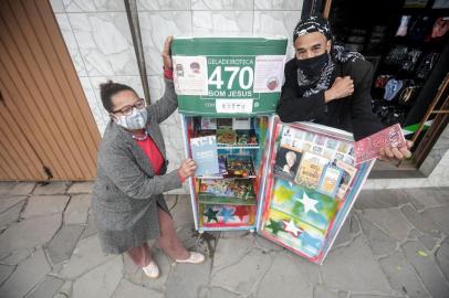  PORTO ALEGRE, RS, BRASIL - 2020.09.01 - Especial para o Doc com histórias de leitores fora de ambientes elitizados. Na foto: Alex Pantera e Fátima Faria, que oferecem uma geladeroteca para a comunidade. (Foto: ANDRÉ ÁVILA/ Agência RBS)Indexador: Andre Avila<!-- NICAID(14581561) -->