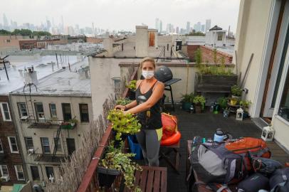 Elena Gaudino on her terrace in Brooklyn, with camping gear for an upcoming vacation, Aug. 12, 2020. (Chang W. Lee/The New York Times)Elena Gaudino on her terrace in Brooklyn, with camping gear for an upcoming vacation, Aug. 12, 2020. Sharing vacation adventures used to be fun, but during the pandemic, some travelers are content to let the tree fall in the forest, so to speak, without a single soul to hear it. (Chang W. Lee/The New York Times)Editoria: TLocal: NEW YORKIndexador: CHANG W. LEEFonte: NYTNSFotógrafo: STF<!-- NICAID(14584394) -->