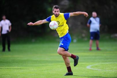  CAXIAS DO SUL, RS, BRASIL, 11/02/2020. Treino do Caxias no CT. O time grená se prepara para o confronto contra o Ypiranga de Erechim, válido pelas semifinais da Taça Cel. Ewaldo Poeta, primeiro turno do Campeonato Gaúcho 2020 (Gauchão 2020). Na foto, zagueiro Laércio.  (Porthus Junior/Agência RBS)<!-- NICAID(14415897) -->