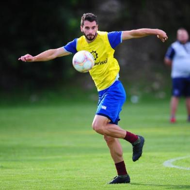  CAXIAS DO SUL, RS, BRASIL, 11/02/2020. Treino do Caxias no CT. O time grená se prepara para o confronto contra o Ypiranga de Erechim, válido pelas semifinais da Taça Cel. Ewaldo Poeta, primeiro turno do Campeonato Gaúcho 2020 (Gauchão 2020). Na foto, zagueiro Laércio.  (Porthus Junior/Agência RBS)<!-- NICAID(14415897) -->