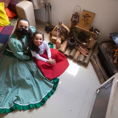  PORTO ALEGRE, RS, BRASIL, 04/09/2020 - Sem CTG, mas cultivando as tradições. Carla Patrícia (mãe) criou um canto gaudério em sua casa para compartilhar com as pessoas pelo instagram. Na imagem ela e a filha Mariana. Foto: Jefferson Botega / Agencia RBSIndexador: Jefferson Botega<!-- NICAID(14584704) -->