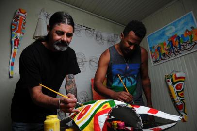  CAXIAS DO SUL, RS, BRASIL (02/09/2020) Cigano e Baiano, que estavam abrigados na hospedagem dos Pavihões e, há uma semana alugaram uma casa. Para a nova residência, eles levaram o laboratório de arte iniciado no abrigo, produzindo máscaras com casca de coqueiro. (Antonio Valiente/Agência RBS)<!-- NICAID(14582270) -->