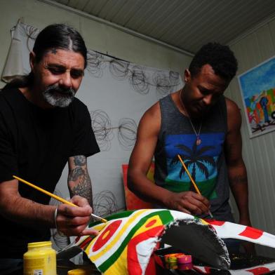  CAXIAS DO SUL, RS, BRASIL (02/09/2020) Cigano e Baiano, que estavam abrigados na hospedagem dos Pavihões e, há uma semana alugaram uma casa. Para a nova residência, eles levaram o laboratório de arte iniciado no abrigo, produzindo máscaras com casca de coqueiro. (Antonio Valiente/Agência RBS)<!-- NICAID(14582270) -->