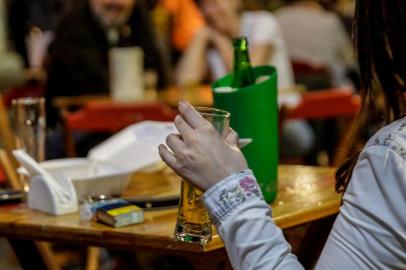  PORTO ALEGRE, RS, BRASIL - 02/09/2020 Movimentos de bares e restaurantes na primeira noite de flexibilização do decreto. (Foto: Marco Favero/Agencia RBS)<!-- NICAID(14583223) -->