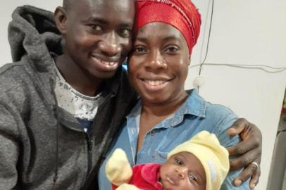  Aness Akanyachum, 25 anos, e sua esposa, Naida Adamu, 23, com a filha caçula, Leila. Voluntários organizam vaquinha para trazer de Gana a filha mais velha do casal, Khadijah