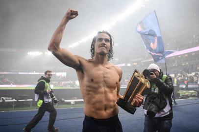  Paris Saint-Germain's Uruguayan forward Edinson Cavani gestures after receiving a trophy marking his 200th goal for his team after the French L1 football match between Paris Saint-Germain (PSG) and Girondins de Bordeaux at the Parc des Princes stadium in Paris, on February 23, 2020. (Photo by FRANCK FIFE / AFP)Editoria: SPOLocal: ParisIndexador: FRANCK FIFESecao: soccerFonte: AFPFotógrafo: STF<!-- NICAID(14585111) -->