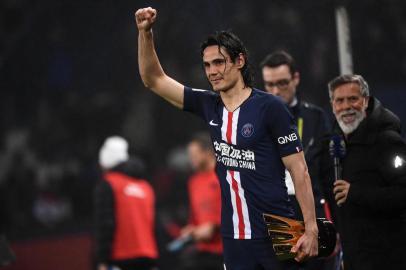  Paris Saint-Germain's Uruguayan forward Edinson Cavani (C) celebrates after receiving a trophy marking his 200th goal for his team after the French L1 football match between Paris Saint-Germain (PSG) and Girondins de Bordeaux at the Parc des Princes stadium in Paris, on February 23, 2020. (Photo by FRANCK FIFE / AFP)Editoria: SPOLocal: ParisIndexador: FRANCK FIFESecao: soccerFonte: AFPFotógrafo: STF<!-- NICAID(14585109) -->