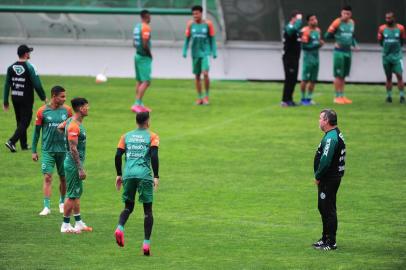  CAXIAS DO SUL, RS, BRASIL, 03/09/2020. Treino do Juventude no estádio Alfredo Jaconi. O treino foi encoberto por uma densa neblina (cerração). Na foto, técnico Pintado. (Porthus Junior/Agência RBS)<!-- NICAID(14583752) -->