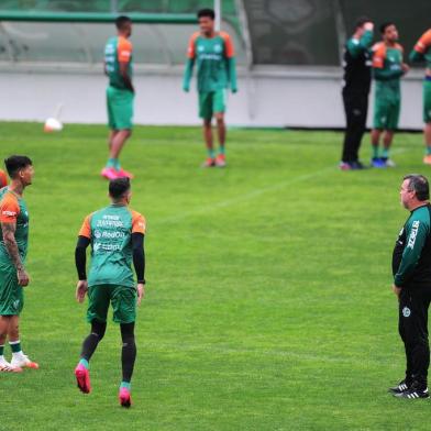  CAXIAS DO SUL, RS, BRASIL, 03/09/2020. Treino do Juventude no estádio Alfredo Jaconi. O treino foi encoberto por uma densa neblina (cerração). Na foto, técnico Pintado. (Porthus Junior/Agência RBS)<!-- NICAID(14583752) -->