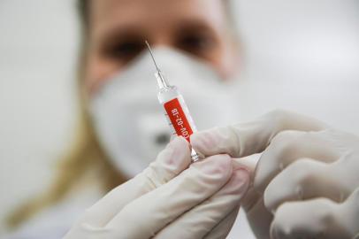 PORTO ALEGRE, RS, BRASIL, 01-09-2020: Uma enfermeira com a vacina CoronaVac em teste no Centro de Pesquisas Clinicas do Hospital Sao Lucas, da Pucrs. A medica anestesista dra Alice Becker Teixeira, do GHC, é uma das voluntárias e receberá esta dose da vacina, do laboratório chines SinoVac em parceria com o Istituto Butantan, contra o coronavirus. (Foto: Mateus Bruxel / Agencia RBS)Indexador: Mateus Bruxel<!-- NICAID(14581604) -->