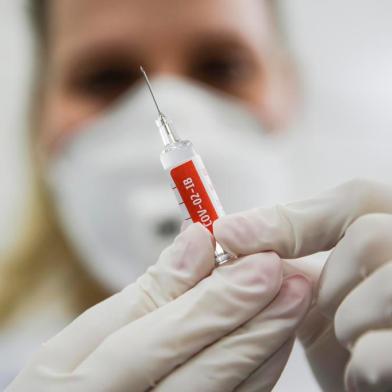 PORTO ALEGRE, RS, BRASIL, 01-09-2020: Uma enfermeira com a vacina CoronaVac em teste no Centro de Pesquisas Clinicas do Hospital Sao Lucas, da Pucrs. A medica anestesista dra Alice Becker Teixeira, do GHC, é uma das voluntárias e receberá esta dose da vacina, do laboratório chines SinoVac em parceria com o Istituto Butantan, contra o coronavirus. (Foto: Mateus Bruxel / Agencia RBS)Indexador: Mateus Bruxel<!-- NICAID(14581604) -->