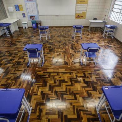  CANOAS, RS, BRASIL - 2020.08.31 - Colégio La Salle de Canoas se prepara para retorno de aulas presenciais com adequações no número de alunos em sala de aula, assim como mesas mais afastadas, álcool gel pelo prédio, nos corredores e adesivos indicando distância necessária. Na foto, Diretor Aureo Kerbes. (Foto: ANDRÉ ÁVILA/ Agência RBS)Indexador: Andre Avila<!-- NICAID(14580837) -->