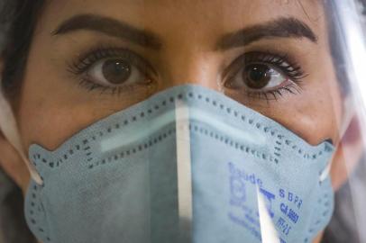  PORTO ALEGRE, RS, BRASIL, 31-08-2020: A medica anestesista dra Alice Becker Teixeira no bloco cirurgico do Grupo Hospitalar Conceicao, onde atua, na zona norte. Ela e uma das voluntarias para testes da vacina chinesa Sinovac contra o coronavirus. (Foto: Mateus Bruxel / Agencia RBS)Indexador: Mateus Bruxel<!-- NICAID(14580926) -->