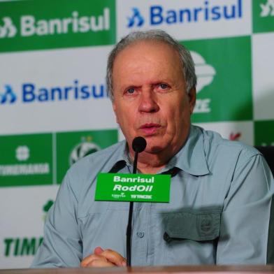  CAXIAS DO SUL, RS, BRASIL, 16/03/2020. Coletiva com Walter Dal Zotto Jr (D), presidente do Juventude e com Osvaldo Pioner (E), vice-presidente de futebol. Na coletiva, foi anunciada oficialmente a saída do técnico Marquinhos Santos do comando da equipe. (Porthus Junior/Agência RBS)<!-- NICAID(14453392) -->