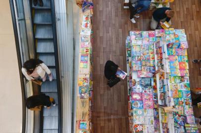 Autorizados a operar aos sábados pela primeira vez em quase um mês, shopping centers de Porto Alegre viraram destino de passeio para famílias e casais em uma tarde fria e chuvosa. De acordo com o decreto da prefeitura publicado na última terça-feira (1), os pontos de comércio não essencial dentro dos centros de compras agora podem operar do meio-dia às 20h. O varejo de rua está liberado para abrir as portas desde as 9h e até as 17h. Foto: Lauro Alves/Agência RBS<!-- NICAID(14585511) -->