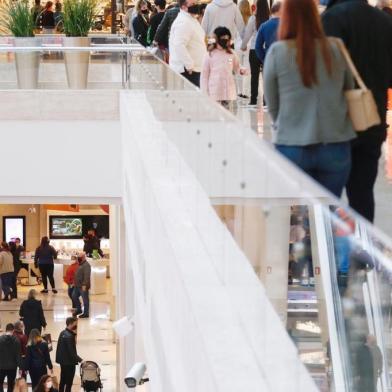 Autorizados a operar aos sábados pela primeira vez em quase um mês, shopping centers de Porto Alegre viraram destino de passeio para famílias e casais em uma tarde fria e chuvosa. De acordo com o decreto da prefeitura publicado na última terça-feira (1), os pontos de comércio não essencial dentro dos centros de compras agora podem operar do meio-dia às 20h. O varejo de rua está liberado para abrir as portas desde as 9h e até as 17h. Foto: Lauro Alves/Agência RBS<!-- NICAID(14585517) -->